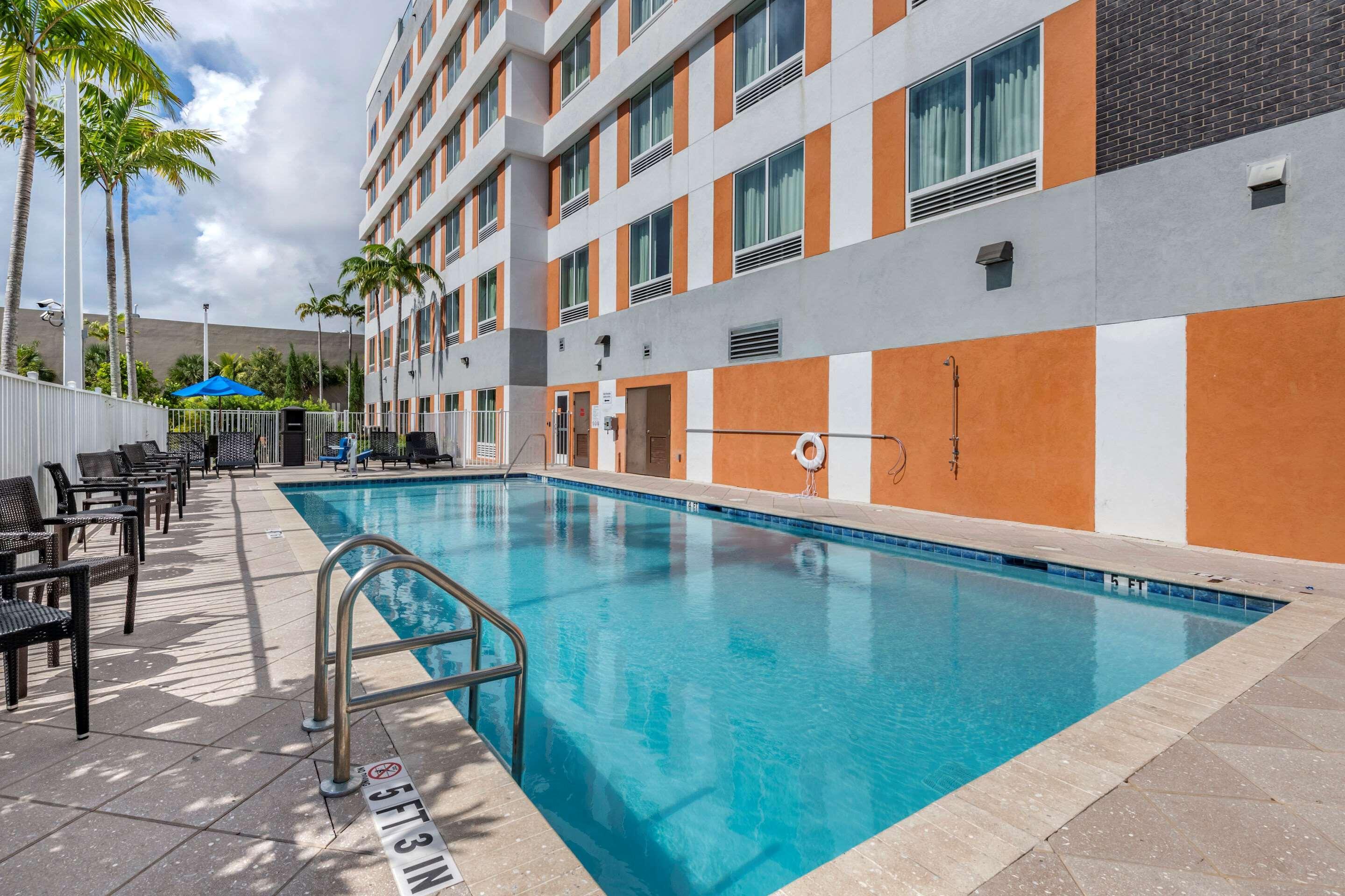 Comfort Suites Fort Lauderdale Airport & Cruise Port Dania Beach Ngoại thất bức ảnh